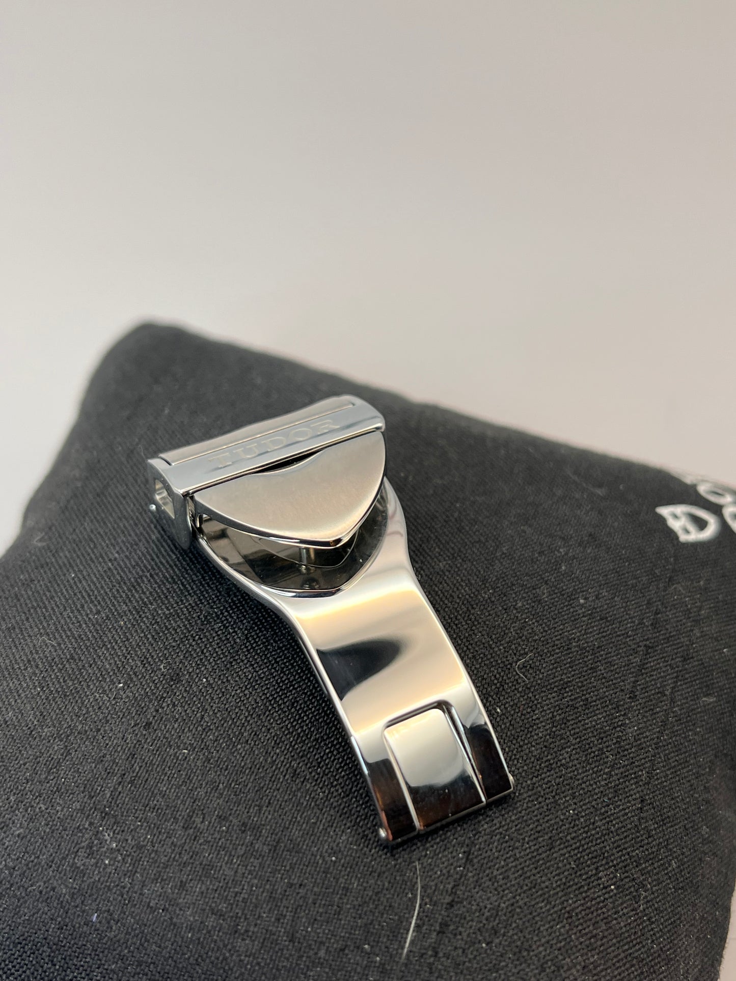 ** NEW/UNWORN ** Genuine OEM TUDOR 16mm Deployment Clasp