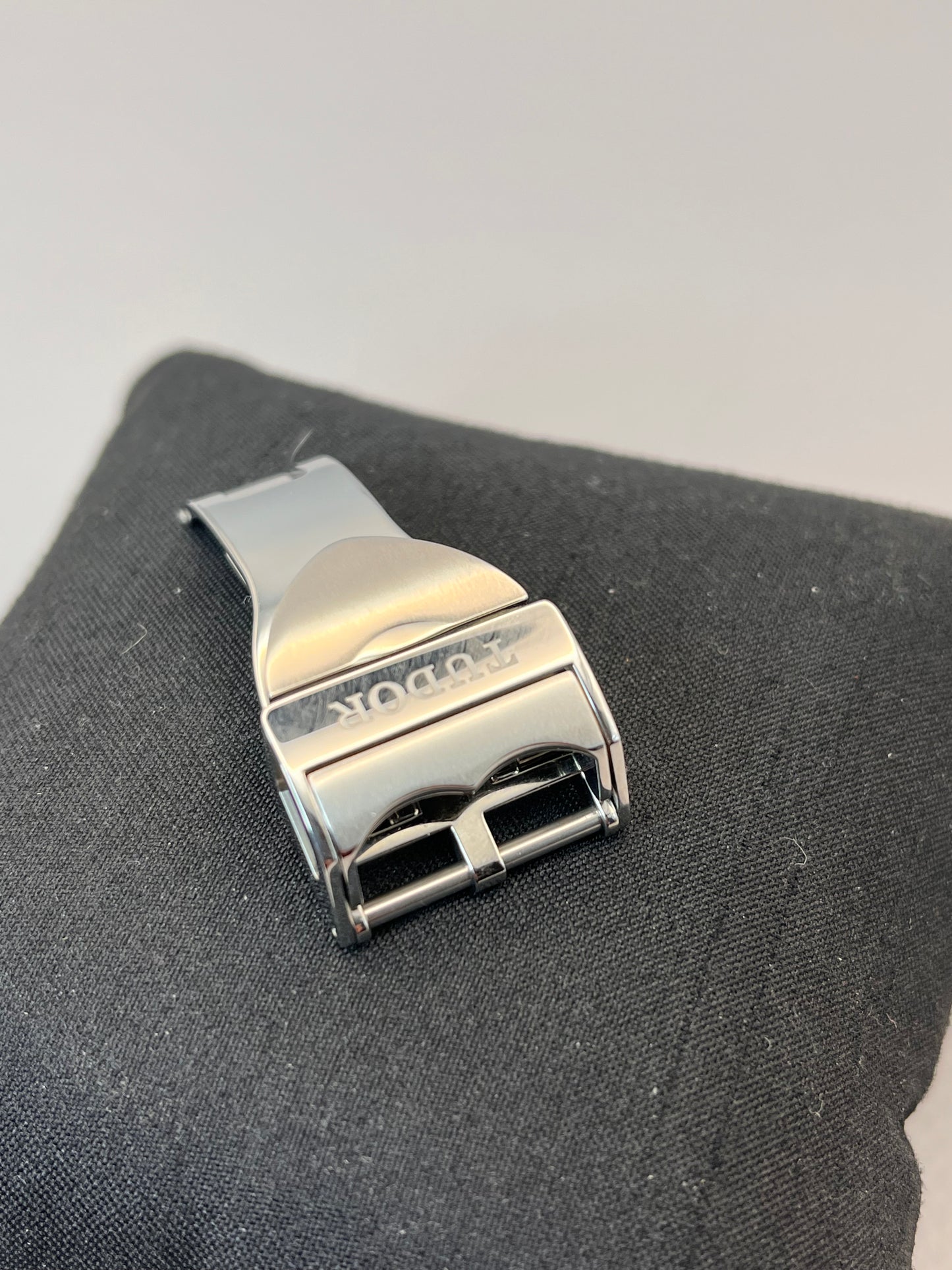 ** NEW/UNWORN ** Genuine OEM TUDOR 16mm Deployment Clasp