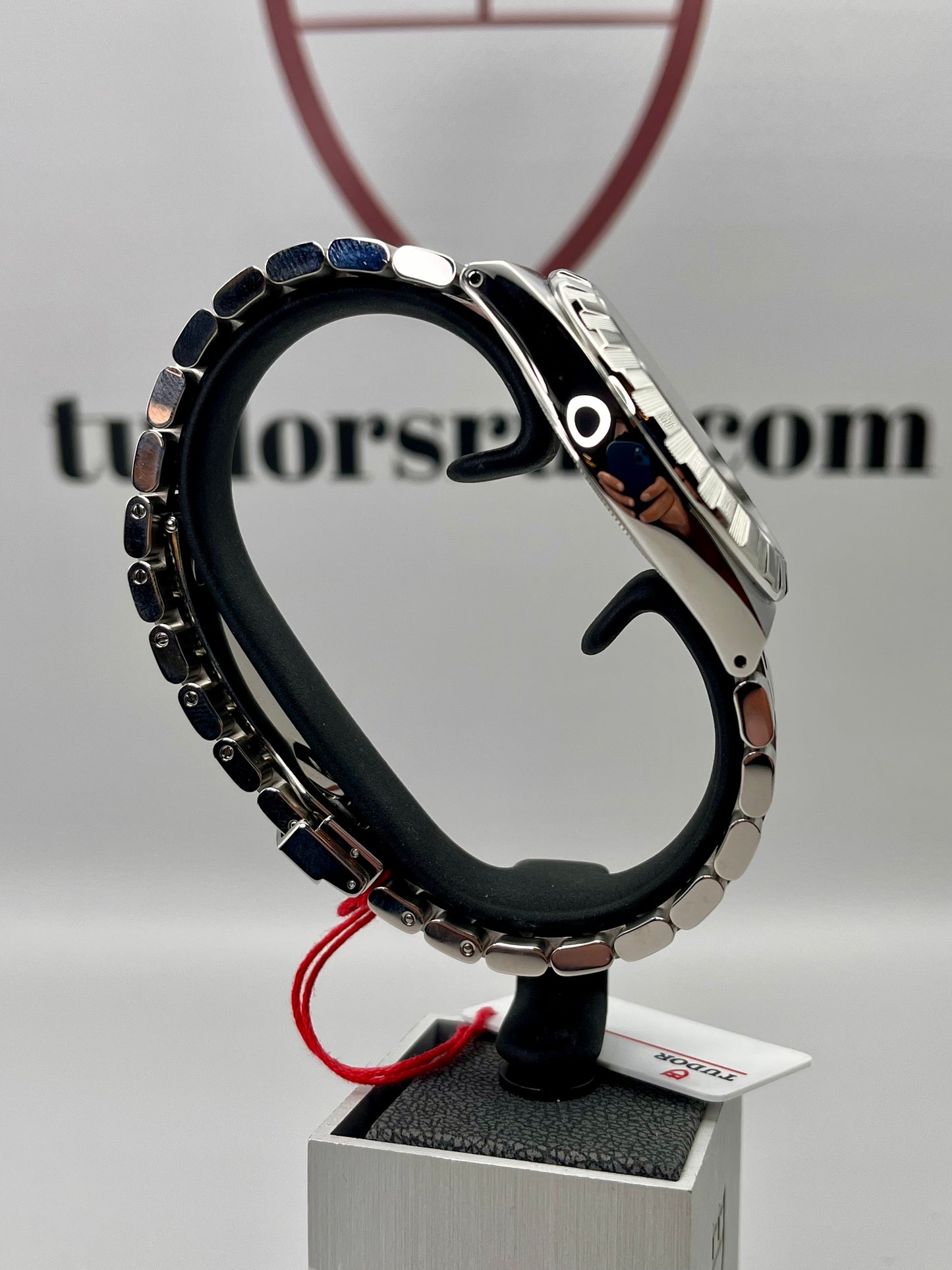 New/Unworn TUDOR Royal Salmon - 28600 - 41 mm - Full Set - Warranty to Mar 2030