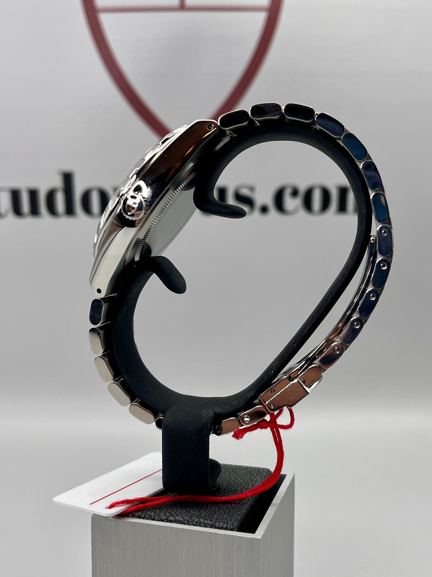 New/Unworn TUDOR Royal Salmon - 28600 - 41 mm - Full Set - Warranty to Mar 2030