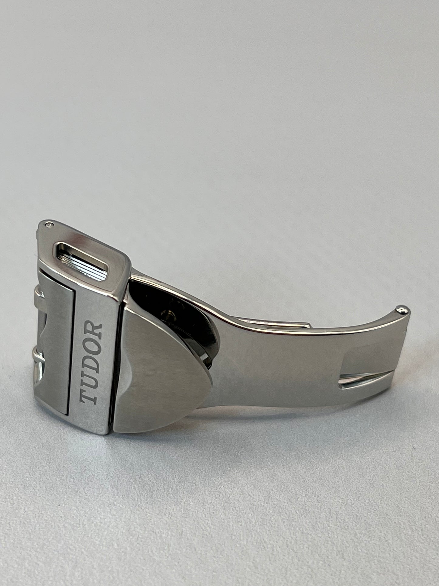 ** NEW/UNWORN ** Genuine OEM TUDOR 16mm Deployment Clasp