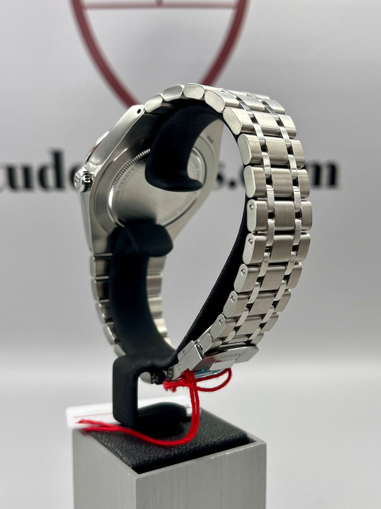 New/Unworn TUDOR Royal Salmon - 28600 - 41 mm - Full Set - Warranty to Mar 2030