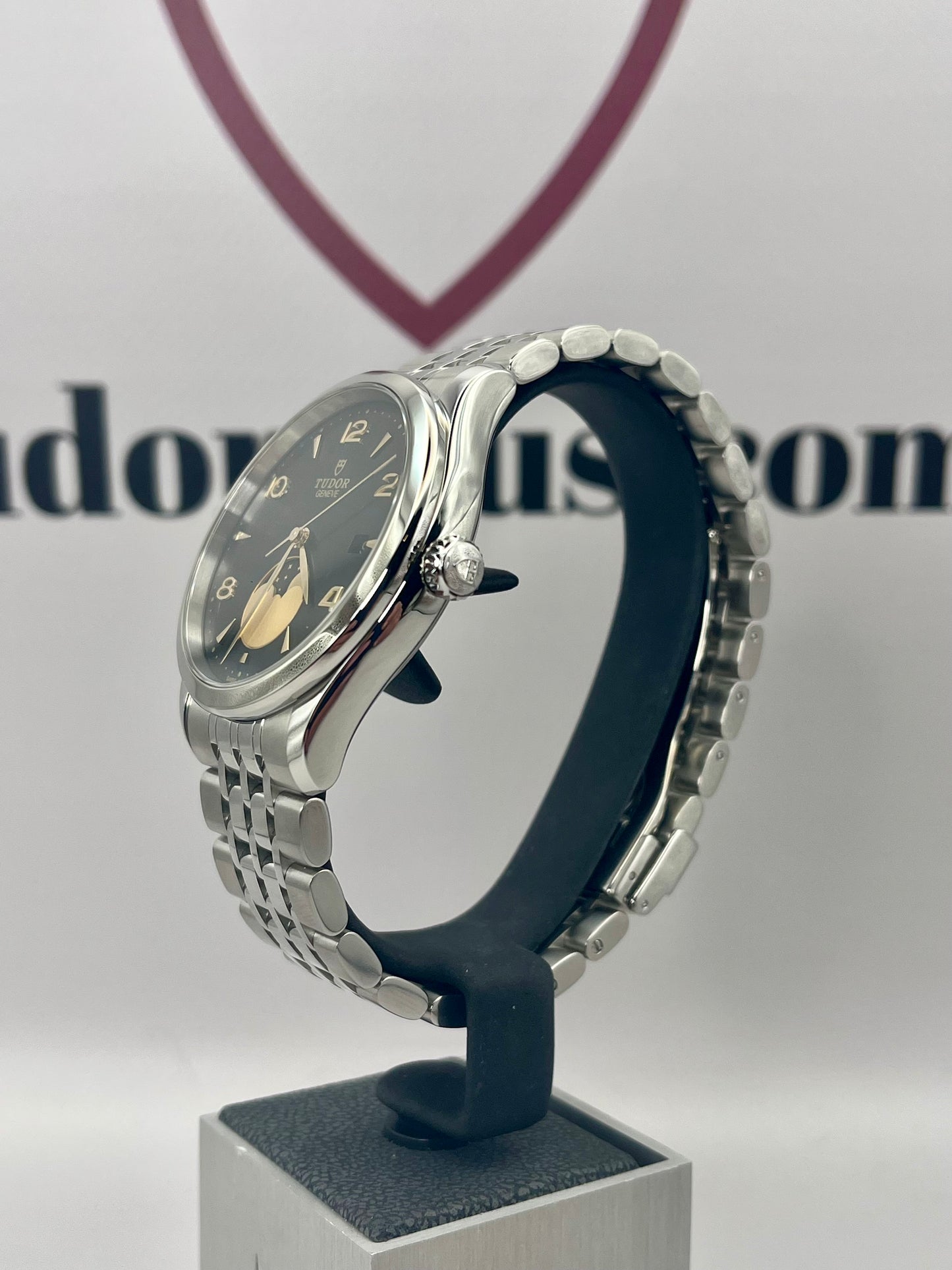 2025 *UNWORN* TUDOR 1926 Luna - 91560 - 39mm - Full Set