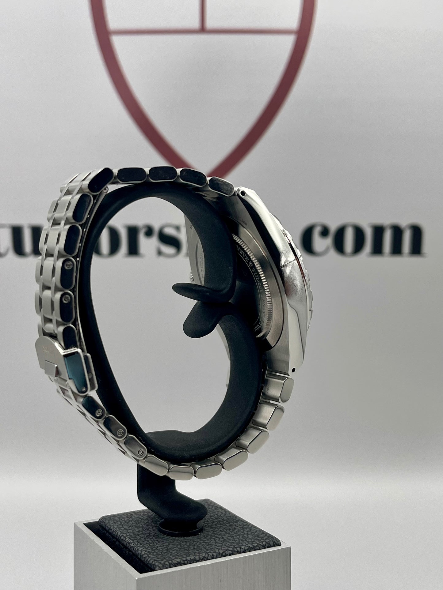 2024 TUDOR Royal Salmon 28600 - 41 mm - Full Set - Warranty to Sep 2029