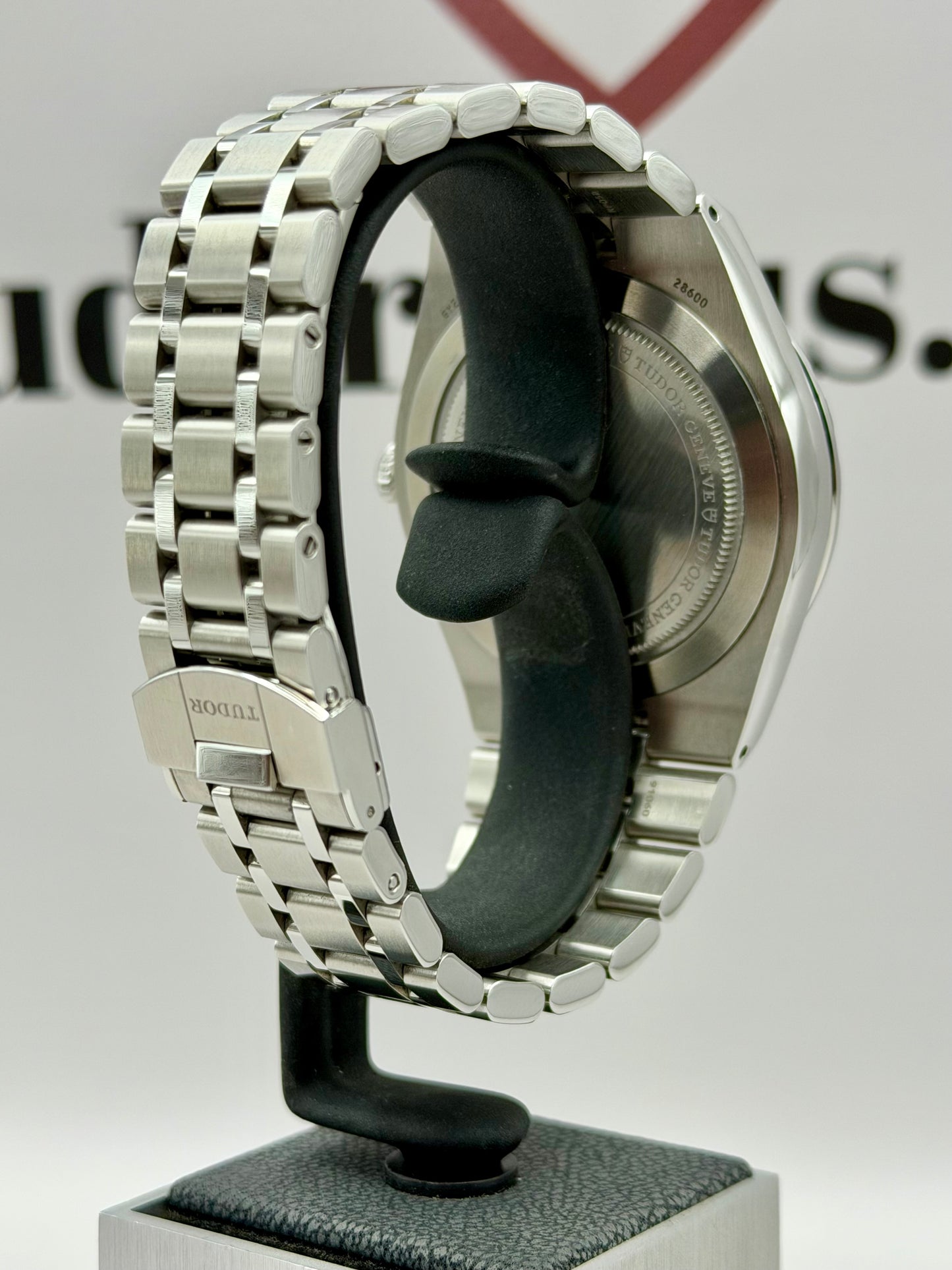 Nov 2025 UNWORN TUDOR Royal Day/Date Black Dial 28600 41mm