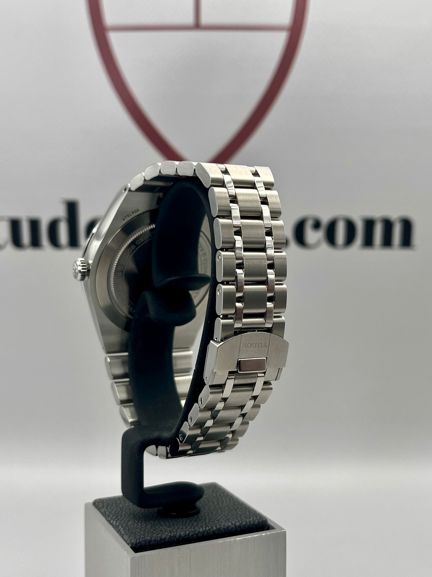 2024 TUDOR Royal Salmon 28600 - 41 mm - Full Set - Warranty to Sep 2029