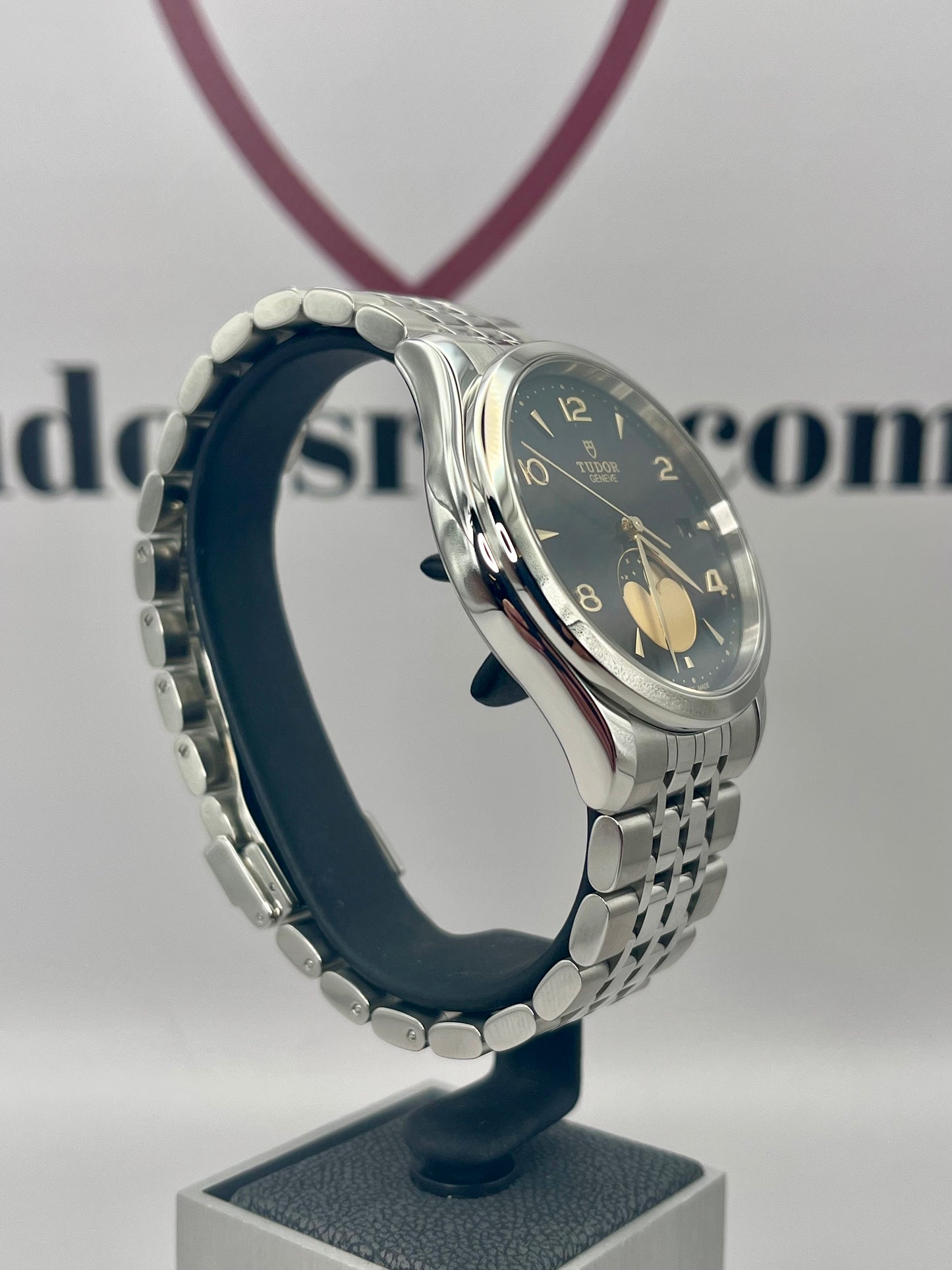 2025 *UNWORN* TUDOR 1926 Luna - 91560 - 39mm - Full Set