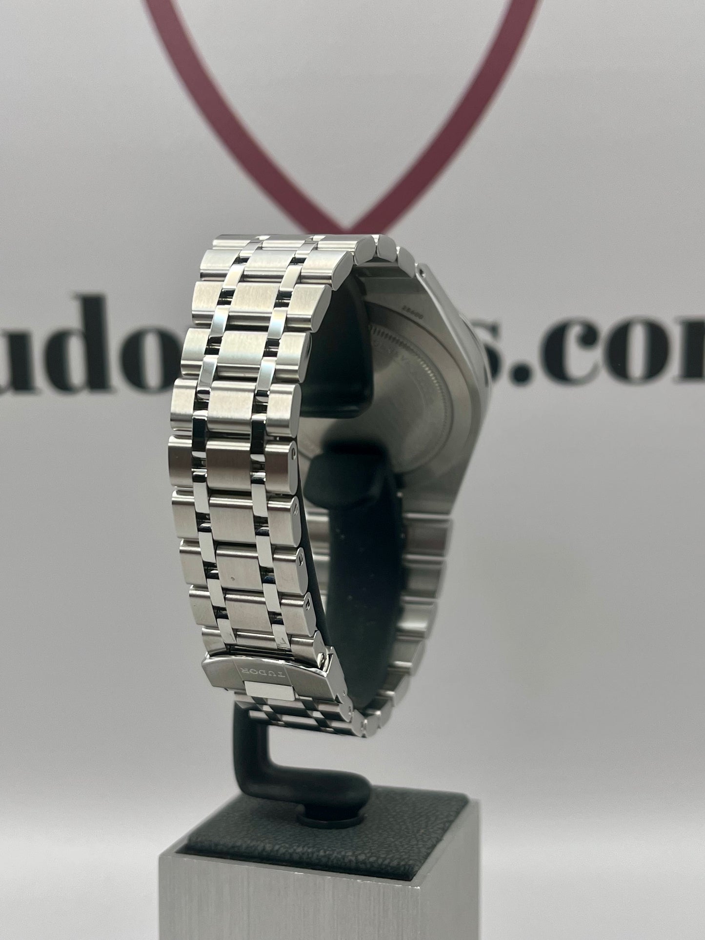 2026 UNWORN TUDOR Royal Day/Date Salmon & Diamond Dial 28600 41mm