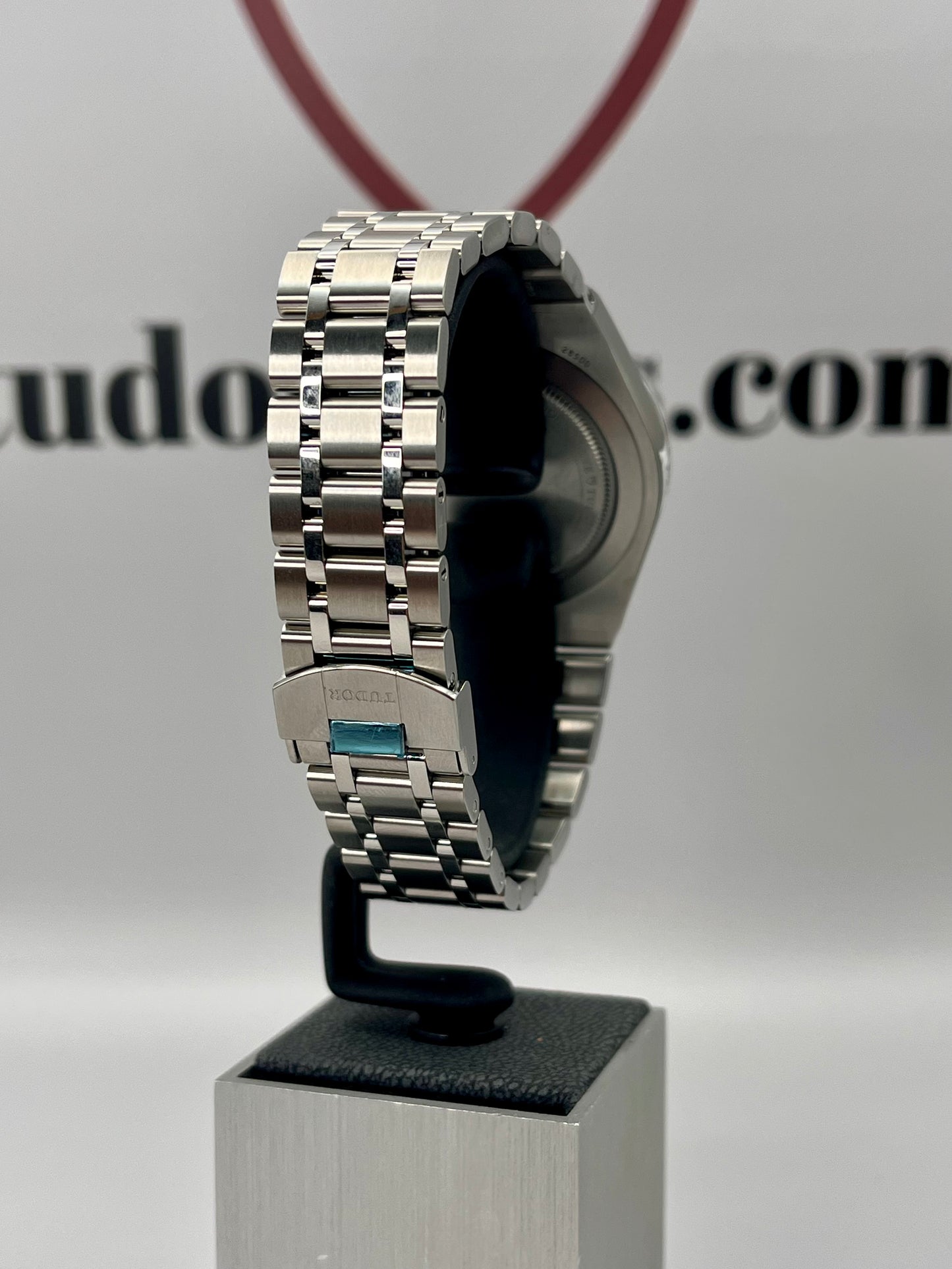 2025 *UNWORN* TUDOR Royal 28500 - 38mm - Salmon - Full Set